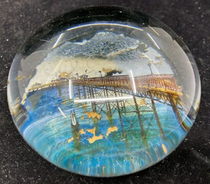 Antiguo muelle de pisapapeles de vidrio Ocean Beach escena mar redondo Ventura? ANTIGUO transparente - Imagen 1 de 8