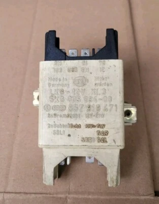 UNIDAD RELÉ LUZ TRASERA Y FRENO AUDI 80 B4 857919471 Foto 1 de 3