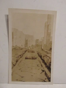 FOTOGRAFIA VINTAGE TROVATA IN BIANCO E NERO VECCHIA FOTO ANNI 30 POMPEI ITALIA PIETRA SENTIERO STRADA FOTO - Foto 1 di 4
