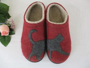 LL Bean Daybreak Red Wool Scuff Clog Slippers Women's sz. 10 Black Cat - Picture 1 of 9