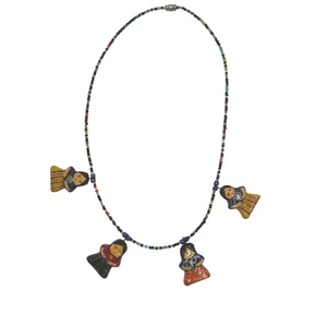 Collar de cuentas hecho a mano con dijes de muñeca folclórica pintada y cuentas multicolores - Imagen 1 de 11