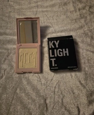 KYLIE JENNER POLVO ILUMINADOR PRENSADO CUARZO DESCONTINUADO Foto 1 de 4