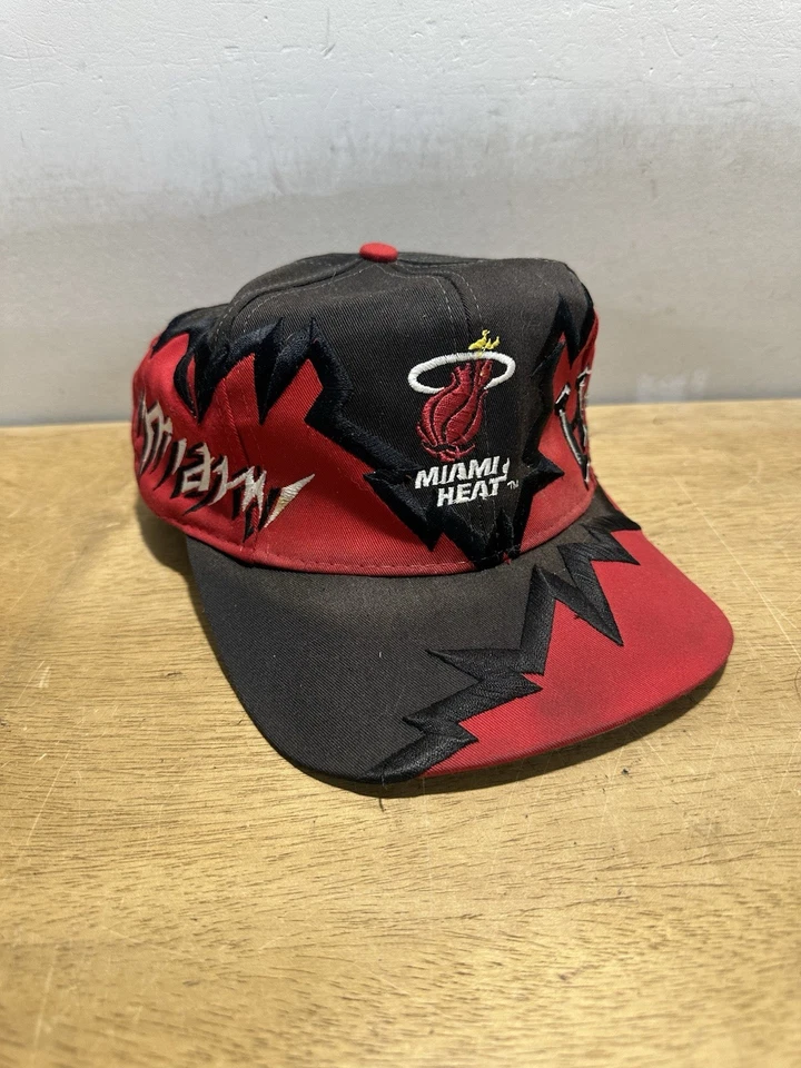 Gorra de colección Miami Heat Drew Pearson Jagged Edge años 90 NBA SnapBac roja negra CM Foto 1 de 4
