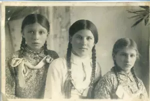 Portrait Foto Langhaar schönes Mädchen Schulmädchen Zopf Zöpfe Lächeln 20er Jahre - Bild 1 von 3
