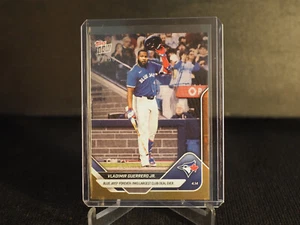 Tarjeta Vladimir Guerrero Jr. Oferta de los Azulejos 2025 MLB Topps AHORA 69 lámina dorada 7/50 - Imagen 1 de 3