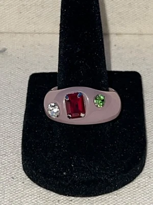 Б/у розовый акрил/смола кольцо с красный, зеленый и белый стразы, размер 9 - Изображение 1 из 4