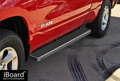 Pasos laterales APS Premium 5" aptos para Dodge Ram 1500 19-26 cabina y media Foto 1 de 4