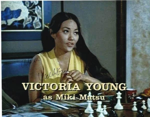 Super seltenes Victoria Young signed Autogramm 8x10 Foto Mann vom Onkel - Bild 1 von 1