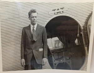 30's Photo Charles E Lindberg Suit Standing Airplane Door - LA Airport RRP 290 - Picture 1 of 6