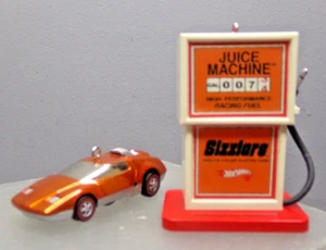 HALLMARK KEEEPSAKE ORNAMENTO DE NAVIDAD HOT WHEELS MÁQUINA DE JUGO Y REVVIN HEAVEN - Imagen 1 de 9