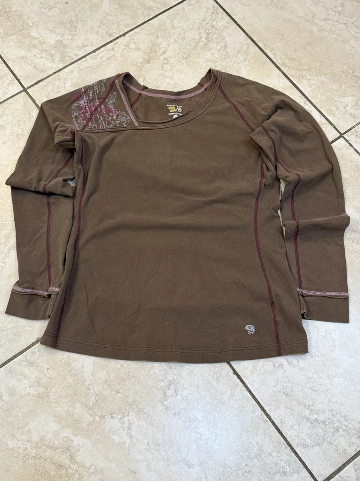 Camiseta Pulôver Feminina Mountain Hardware Marrom Manga Longa Elástica Tamanho Grande - Imagem 1 de 4