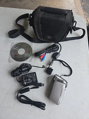 Sanyo Xacti VPC-HD700 7.1 MP 720p Camcorder  With Extras Tested Works - Image 1 of 4