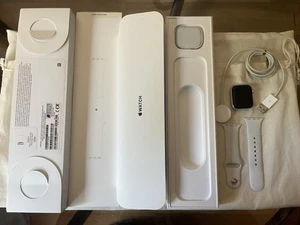 Apple Watch Series 6 (GPS + Cellular) 40mm Aluminium Case With white strap - Zdjęcie 1 z 9