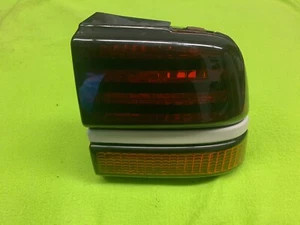 88 89 90 91 92 93 94 2 PUERTAS PONTIAC SUNBIRD CUPÉ LUZ TRASERA PASAJERO DERECHO - Imagen 1 de 5