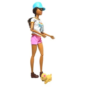 Brünette Barbie Wandern mit Hund - Bild 1 von 9