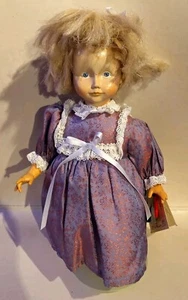 Muñeca niña Dolfi vintage de madera y tela con soporte, etiquetas y certificado de autenticidad 1986 Italia - Imagen 1 de 15