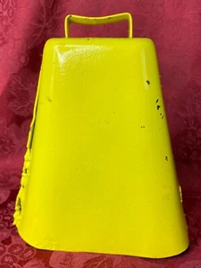 Cencerro de metal amarillo con mango 7,25" de alto decoración de granja vintage casi 2 libras - Imagen 1 de 14