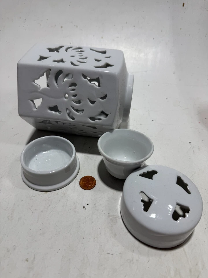 Восковая горелка с крышкой с белым вырезом дизайн фарфор 6,5 дюйма высота - Изображение 1 из 4