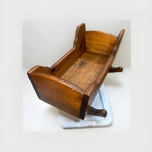 Muñeca mecedora de madera vintage cuna hecha a mano 18" muebles de muñeca primitiva - Imagen 1 de 14
