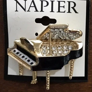 Broche prendedor NAPIER Music Lover piano dorado negro/blanco esmalte cristal transparente**¡NUEVO! - Imagen 1 de 2