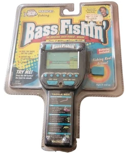 Gioco di Pesca Elettronico Portatile Vintage Radica Bass Fishin' 1996 ~ Sigillato Nuovo - Foto 1 di 3