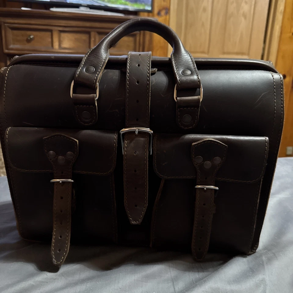 Saddleback 深咖啡棕色皮革飞行包 公文包 — 第 1/4 张图片