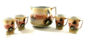 Jarra de porcelana vintage con cuatro tazas pintada a mano escena de casa de altardecer - Imagen 1 de 10