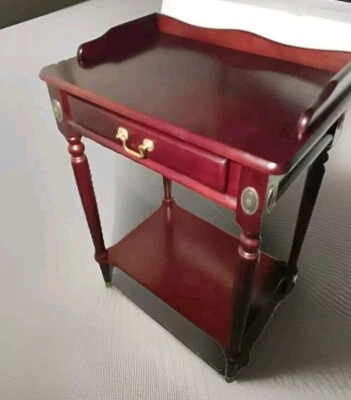 Cómoda de mesa auxiliar antigua con estilo de noche de 32" con cajón en excelente estado- Foto 1 de 4