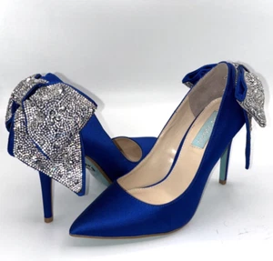 RARE Blue by Betsey Johnson Bryn Bow Blue Satin Rhinestone Pumps sz 7.5M - Picture 1 of 7