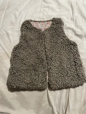 Chaleco gris oscuro mullido para niñas talla S 7/8 Foto 1 de 4
