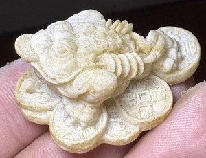 Pendentif Crapaud Chinois Porte Bonheur Pierre Reconstituée - Foto 1 di 5
