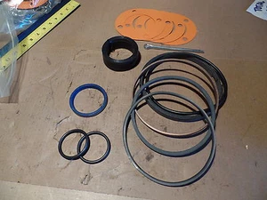 NEU VOLVO AUSLEGERSCHAUFEL LENKZYLINDER DICHTUNGSSATZ P/N # 2518494 175B 275B 475B - Bild 1 von 1