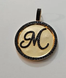 Colgante círculo Moissanita negra corte redondo de 1,50 quilates letra M chapado en oro amarillo de 14 k - Imagen 1 de 6