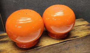 VINTAGE FIESTA WARE KITCHEN KRAFT FIESTA RED ORANGE BALL RANGE SALT AND PEPPER - Picture 1 of 3