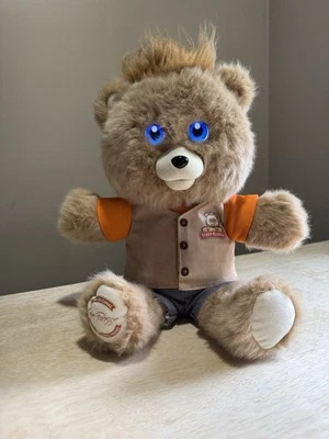 Urso de pelúcia interativo Teddy Ruxpin para contar histórias com olhos e roupa iluminados - Imagem 1 de 2