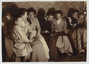 Scène d'intérieur éclairée au magnésium. Jeu de dames. Citrate circa 1900. - Picture 1 of 1