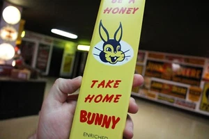 RARO 1960 BUNNY BREAD GENERAL STORE METAL TIRADOR PUERTA LETRERO BOTELLA COCA 66 - Imagen 1 de 14