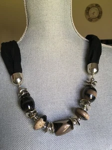 Hermosa Bufanda Negra con Preciosas Cuentas y Acentos Plateados ~ Bufanda Collar - Imagen 1 de 3