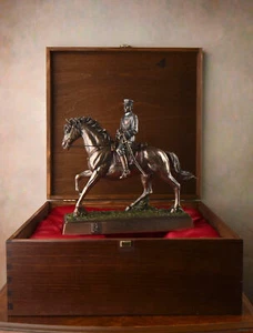 Jozef Pilsudski on Horse in a Gift Box with Engraved Dedication - Picture 1 of 7