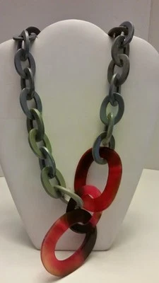 Precioso collar de eslabones de cuerno de búfalo de diseño grueso gris y granate Foto 1 de 4
