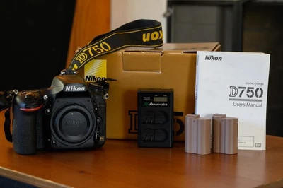 Cámara digital Nikon D750 24,3 MP SLR con cargador, baterías y caja Foto 1 de 4