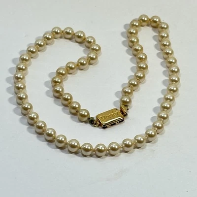 Collar de perlas crema cuentas de vidrio de diseñador Monet vintage anudado individualmente 16" Foto 1 de 4