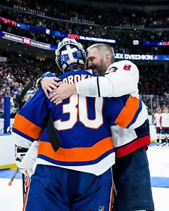 Foto de hockey Sorokin & Ovechkin Passes Gretzky 895 Washington Capitals 8x10 NHL - Imagen 1 de 1