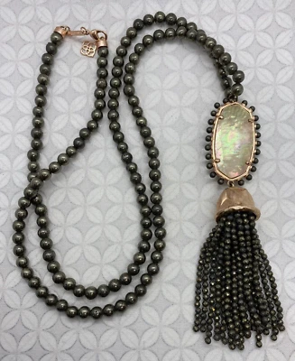 Colar pingente de borla com miçangas longas Kendra Scott Tatiana marrom madrepérola - Imagem 1 de 4