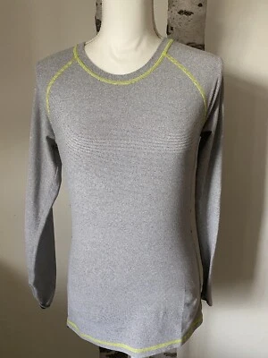 Top de entrenamiento deportivo Lucy Tech Yoga gris rayas acanaladas laterales pequeño Foto 1 de 4