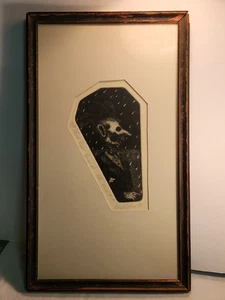 Figura de terror enmarcada con ataúd macabro 1982 firmada a prueba de artista David Moser - Imagen 1 de 6