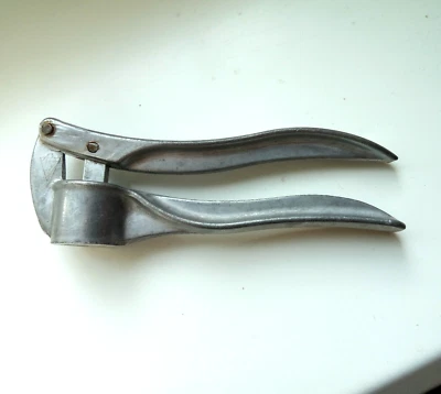 Trituradora de ajo vintage URSS, prensa de ajo de calidad soviética años 70 Foto 1 de 4