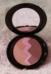 SIGNATURE CLUB A Lightning Strikes Optical Illusion Surface Smoothing Eyeshadow - Picture 1 of 4