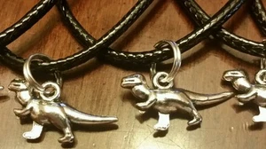 Menge 10 Halsketten Party Gastgeschenke/TYRANNOSAURUS REX/DINOSAURIER/Preise/Auszeichnungen/SALE - Bild 1 von 2