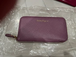New Salvatore Ferragamo Women Saffiano Leather Card Holder Zip Wallet Logo $455 - Picture 1 of 5